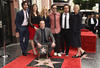 Jim Parsons posó orgulloso con su estrella.