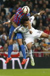 La zaga de Levante impidiendo el acceso al área chica al actual Balón de Oro.