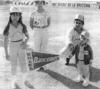 Claudio Arreola Salazar (f) y sus hijos Sandra Lorena, Claudia del Carmen y Edmundo Antonio Arreola Franco en la liga de softbol en marzo de 1984.