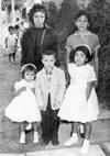 Marina Obregón Núñez (hoy de Serrano), Rosa Marín Obregón (hoy de Gómez), Marín del Consuelo Obregón Núñez (hoy de Rodríguez), Cecilia Obregón Núñez (hoy de Amozurrutia) y niño Carlitos A., captados en Torreón, Coah., en 1959.