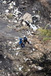 Las fotografías difundidas muestran restos del avión que trasladaba a 150 personas.