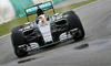 El británico Lewis Hamilton, de Mercedes, logró la "pole position" en Malasia, en un evento deportivo marcado por la fuerte lluvia.