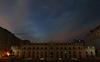 El Palacio de la Moneda en Santiago de Chile se mostró sin las habituales luces que lo engalanan.