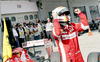Vettel fue recibido entre vítores y aplausos por los espectadores y por ingenieros de Ferrari.