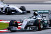 De igual forma, Lewis Hamilton despegaba de meta desde la privilegiada posición uno conseguida un día antes en las rondas de clasificación.