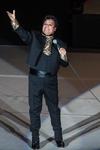 Con un traje negro y camisa dorada, Juan Gabriel cantó Siempre en mi mente, Tus ojos mexicanos lindos, Catalina, Mi fracaso e Insensible, las primeras de la noche, rodeado por sus músicos.