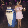 Katy Perry se encontró en Coachella un bote para basura decorado como el famoso tubirón de su presentación en el Super Bowl.