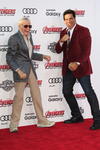 Lou Ferrigno y el productor ejecutivo Stan Lee posaron con humor en la alfombra roja.