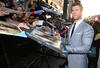 Chris Hemsworth se tomó el tiempo de atender a sus fanáticos con autógrafos.