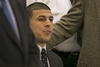 En una breve aparición ante la corte, Hernandez se mantuvo nuevamente inmóvil y sin expresión, tal y como lo había hecho momentos antes, cuando fue leído el veredicto de culpabilidad.