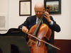 Carlos Prieto fue ovacionado al ejecutar piezas de Bach.