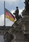 Mientras se realizaba el acto, una bandera alemana ondeó a media asta sobre el Reichstag, edificio que alberga el Parlamento Alemán.