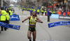 La keniana Caroline Rotich triunfó en la rama femenina en dos horas, 24 minutos y 55 segundos.