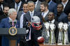 Obama, aficionado a los Osos de Chicago, recibió un jersey conmemorativo por parte del propietario de los Patriots, Robert Kraft, quien le sugirió que New England podía ser su favorito de la Conferencia Americana.