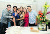 SE CASó AYER.  Mariana Caldera, acompañada de su mamá y hermanos, en la despedida de soltera que se le organizó hace unos días por su boda con José Manuel Franco.