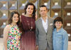 Con su mamá, Carla Mireya Romo de González.
