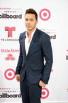 Luis Fonsi llegó muy elegante al evento.