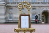 En el Palacio de Buckingham se colocó el anuncio oficial del nacimiento de la pequeña.