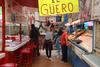 Los jóvenes se llevaron las miradas de clientes y comerciantes dem Mercado Juárez.