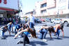 Entre las 11:00 y las 12:00 del día, 14 jóvenes ejecutaron diversas coreografías en los cruceros de las calles Acuña y Juárez e Hidalgo.