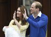 La pareja real presentó a la nueva princesa ante cientos de medios de comunicación.