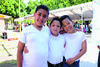 04052015 EN CELEBRACIóN DE ANIVERSARIO.  Adolfo, Axel y Orlando.