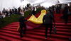 Madonna y Katty Perry llegaron juntas a la gala con creaciones de Jeremy Scott.