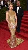 Helen Mirren lució deslumbrante en un vestido rojo.