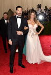Selena Gomez posó al lado de Vera Wang.