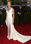 Anne Hathaway lució un vestido de Ralph Lauren dorado.
