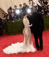 Kim Kardashian sorprendió al aparecer con un provocativo atuendo de Roberto Cavalli.