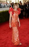 Cher reapareció en la alfombra roja del Met luciendo espectacular.