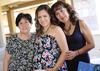 08052015 Tierna espera. Martha Sepúlveda con las anfitrionas de si baby shower, su mamá Martha Muñoz y su suegra Rosita Ríos.
