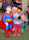 10052015 El momento más emotivo fue cuando Hiram apagó su velita, la cual fue de su personaje favorito, Superman.