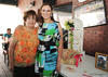10052015 DICE ADIóS A LA SOLTERíA.  Karina García Andrade con la anfitriona de su prenupcial, Irma Andrade.