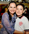 14052015 Joel Alejandro Torres Ortega festejando a su mamá, Giselle Ortega de Luna, el pasado 10 de mayo.