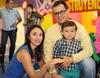 Las cumpleañeras con sus papás Salomón Abularach y Tatiana Teixeira, y su hermanita, Valentina.