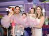 Las cumpleañeras con sus papás Salomón Abularach y Tatiana Teixeira, y su hermanita, Valentina.