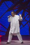 Eran las 21:20 horas cuando las luces del recinto se extinguieron y Miguel Bosé hizo su aparición en escena, vestido completamente de blanco, con ropa holgada y su cabello recogido en una coleta.