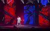 Eran las 21:20 horas cuando las luces del recinto se extinguieron y Miguel Bosé hizo su aparición en escena, vestido completamente de blanco, con ropa holgada y su cabello recogido en una coleta.