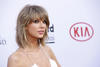 Taylor Swift lució su delgada figura en un atuendo blanco.