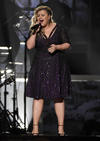 Kelly Clarkson presentó su regreso a la música.