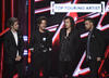One Direction, que recientemente se redujo de quinteto cuarteto, ganó el primer premio de la noche, a mejor dúo o grupo.