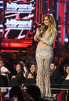 Jennifer Lopez derrochó sensualidad con su atuendo.