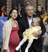 El actor estadounidense Alec Baldwin llegó junto a su Hilaria Thomas y su hija Carmen Gabriela.