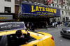 Letterman, de 68 años, comenzó su programa, The Late Show, el 1 de febrero de 1982, primero en la cadena NBC y desde 1993 en la CBS, que ahora lo despidió al cerrar su 6,028 episodio.