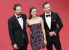 El director Justin Kurzel, desfiló por la alfombra roja acopañado de los protagonistas Michael Fassbender y  Marion Cotillard.