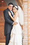 Paola Carolina y José María en fotografía de estudio el día de su boda.- KM Estudio
