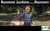 Mientras tanto en México, Justino Compeán huye de los problemas como Forrest Gump.