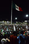 Continuaban la afluencia de personas que festejaban el triunfo de Santos en la Gran Plaza.